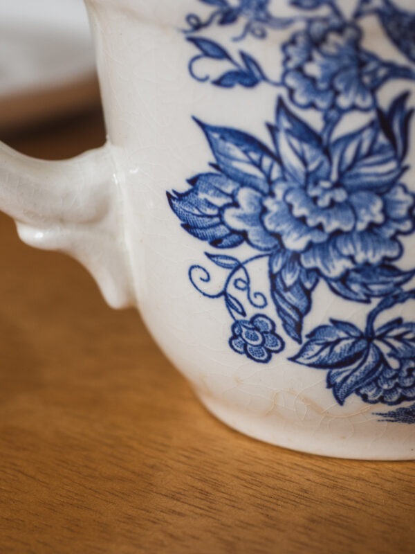 Mug avec soucoupe Royal Tudor – Image 3