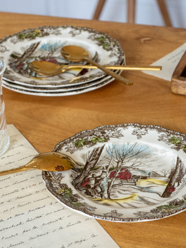 Deux petites assiettes à dessert Friendly village