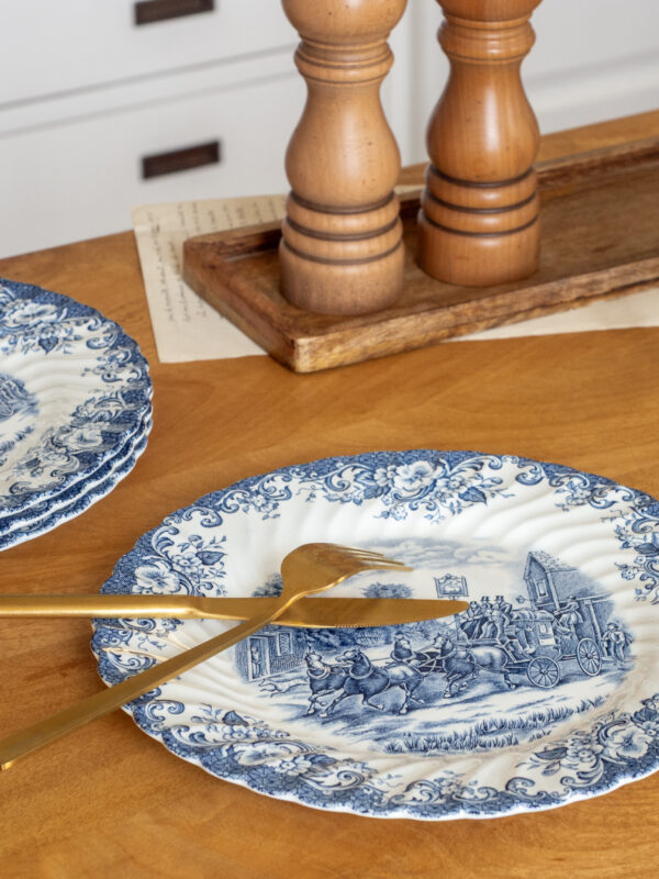 Deux assiettes plates Coaching Scenes avec Royal Warrant
