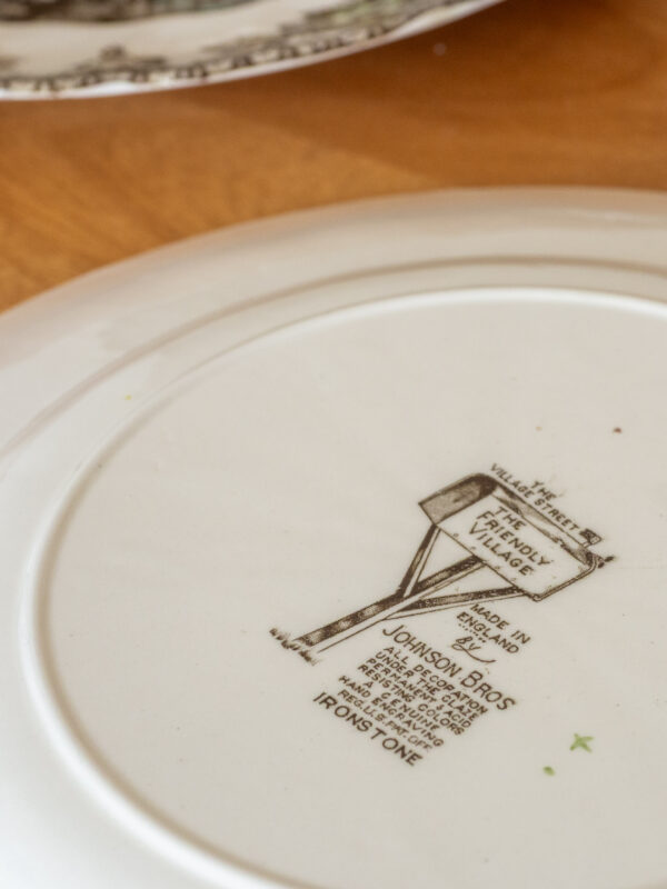 Deux assiettes plates polychromes Friendly village – Image 4
