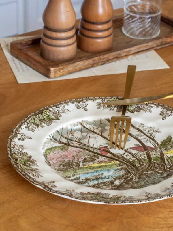 Deux assiettes plates polychromes Friendly village – Image 2